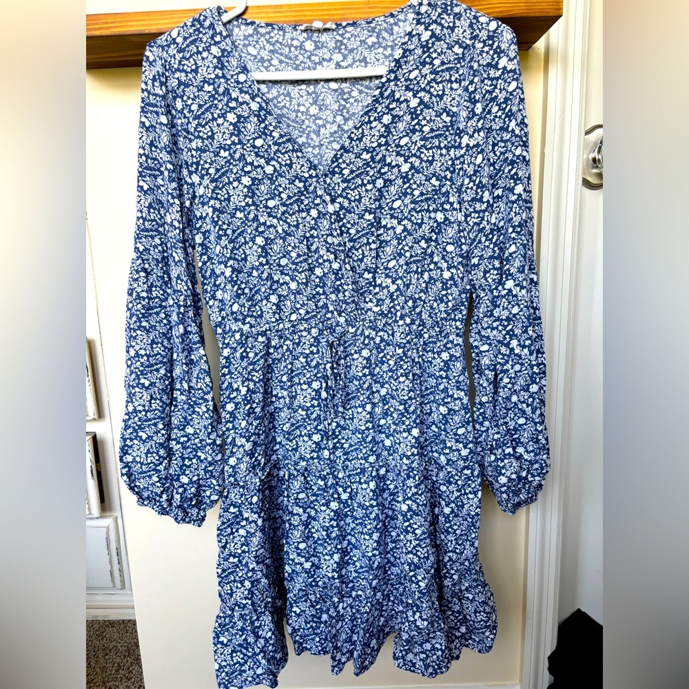 Boutique dress, front button closure and tie front. Size small blue and white